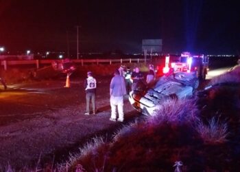 Presunto conductor alcoholizado provoca volcadura en en la carretera 45