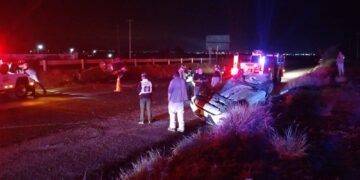Presunto conductor alcoholizado provoca volcadura en en la carretera 45