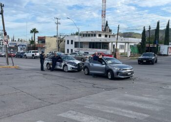 Choque entre auto y camión de basura deja una mujer lesionada