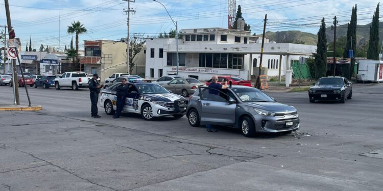 Choque entre auto y camión de basura deja una mujer lesionada