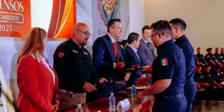 Entregan ascensos a 44 bomberos de Chihuahua