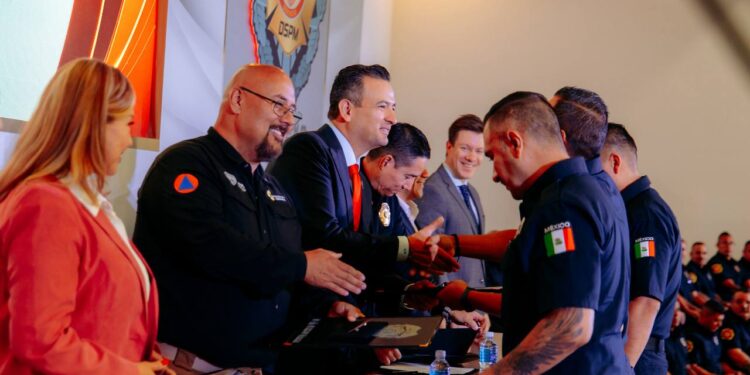 Entregan ascensos a 44 bomberos de Chihuahua