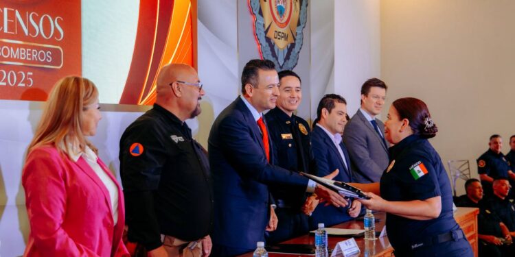Entregan ascensos a 44 bomberos de Chihuahua