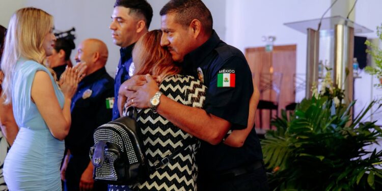 Entregan ascensos a 44 bomberos de Chihuahua