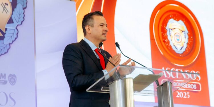 Entregan ascensos a 44 bomberos de Chihuahua