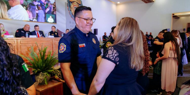 Entregan ascensos a 44 bomberos de Chihuahua