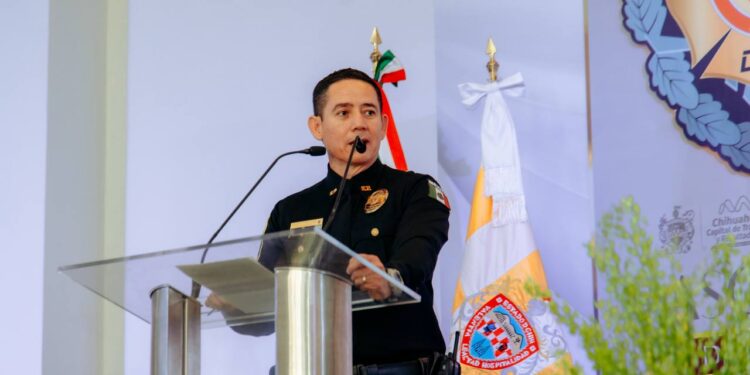 Entregan ascensos a 44 bomberos de Chihuahua