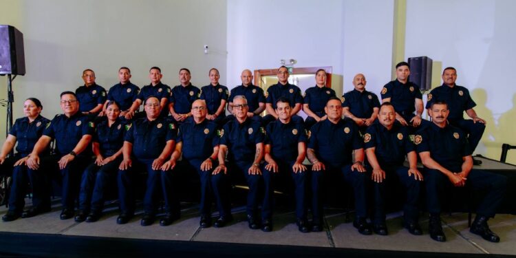 Entregan ascensos a 44 bomberos de Chihuahua