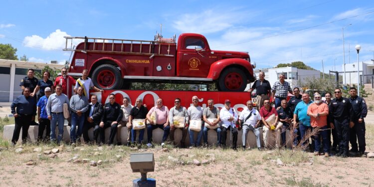 Reconocen a bomberos veteranos en su día