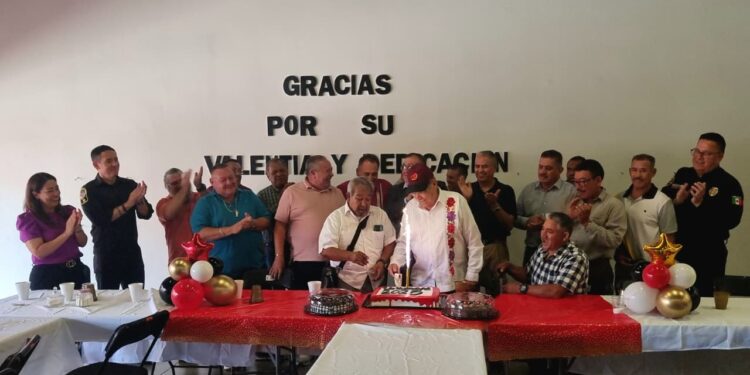 Reconocen a bomberos veteranos en su día