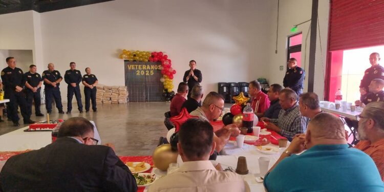 Reconocen a bomberos veteranos en su día