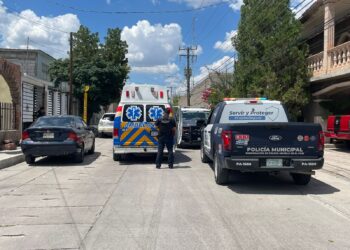 Hombre resulta lesionado al caer del techo de una vivienda