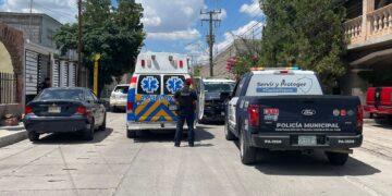 Hombre resulta lesionado al caer del techo de una vivienda