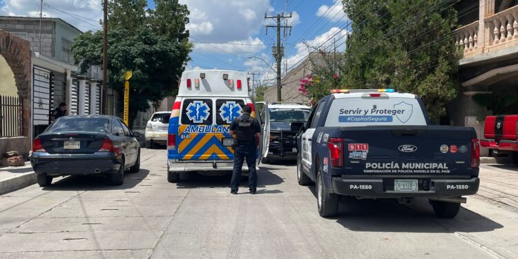 Hombre resulta lesionado al caer del techo de una vivienda