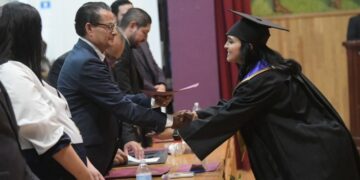 Egresan nuevos profesionistas de la UACH