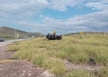Vuelca camioneta en el km 182 de la carretera 45