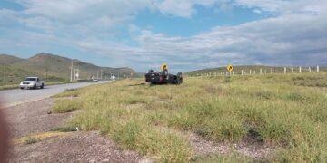 Vuelca camioneta en el km 182 de la carretera 45