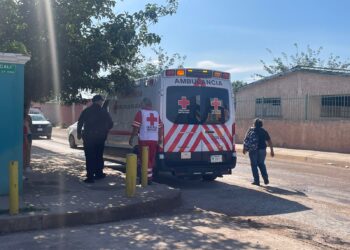 Mujer motociclista se fractura el pie tras derrapar