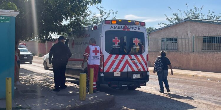 Mujer motociclista se fractura el pie tras derrapar