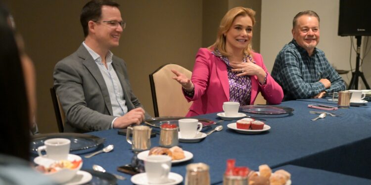 Gobernadora Campos se reúne con senadores del PAN