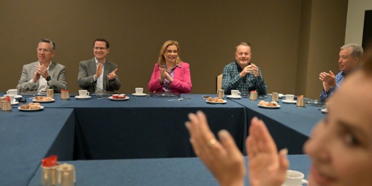 Gobernadora Campos se reúne con senadores del PAN