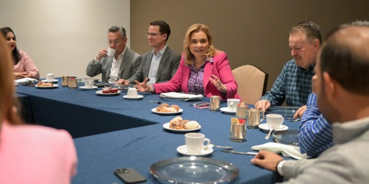 Gobernadora Campos se reúne con senadores del PAN