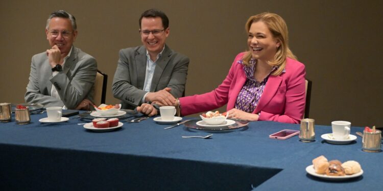 Gobernadora Campos se reúne con senadores del PAN