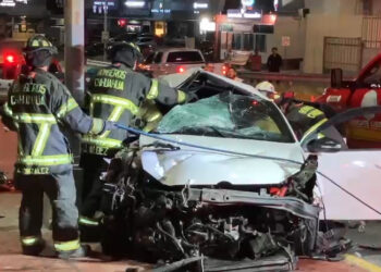 Joven queda atrapado en accidente vial sobre Periférico de la Juventud