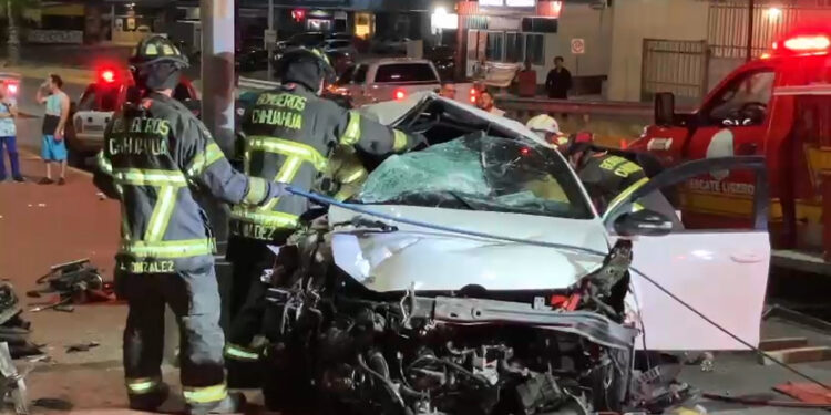 Joven queda atrapado en accidente vial sobre Periférico de la Juventud