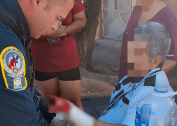 Policía auxilia a adulto herido en la mano