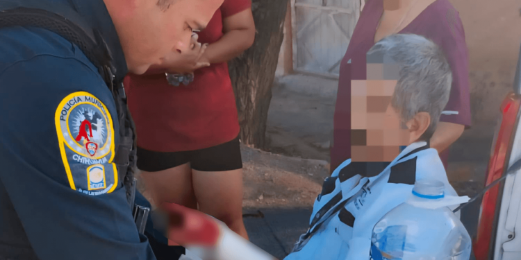 Policía auxilia a adulto herido en la mano