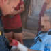 Policía auxilia a adulto herido en la mano