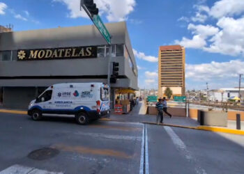 Mujer mayor sufrió caída en Modatelas del centro