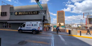 Mujer mayor sufrió caída en Modatelas del centro