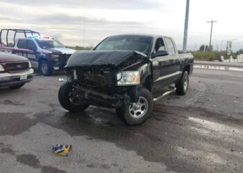 Choque entre dos camionetas deja dos heridos en Meoqui