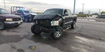 Choque entre dos camionetas deja dos heridos en Meoqui