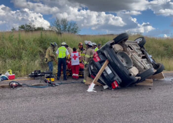 Vuelca una camioneta en la carretera Cuauhtémoc-Chihuahua