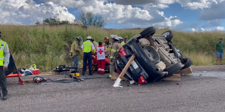 Vuelca una camioneta en la carretera Cuauhtémoc-Chihuahua