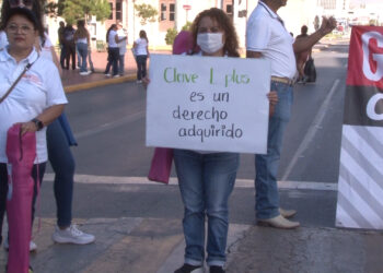 Maestros estatales bloquean el centro de Chihuahua por pago pendiente