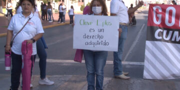 Maestros estatales bloquean el centro de Chihuahua por pago pendiente