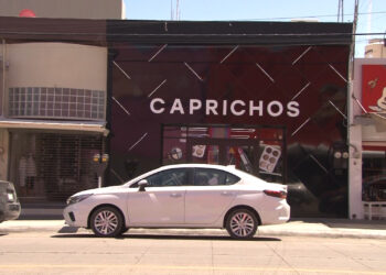 Detienen a tres estudiantes por robo en tienda de Delicias