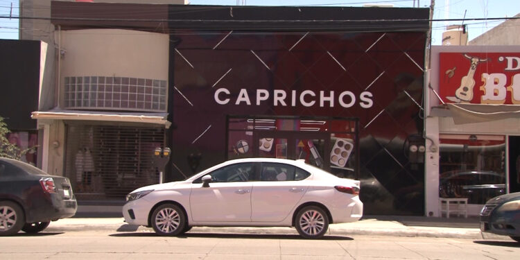 Detienen a tres estudiantes por robo en tienda de Delicias