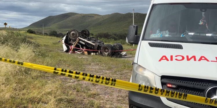 Chofer de tráiler fallece al volcar en carretera a Ciudad Juárez