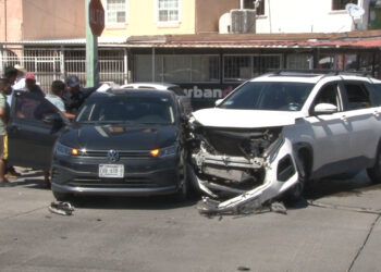 Dos mujeres lesionadas en choque en la Francisco Villa