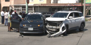 Dos mujeres lesionadas en choque en la Francisco Villa