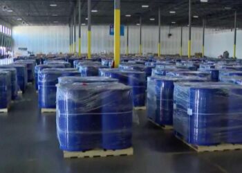 EU incauta 13 mil barriles de químicos para drogas que iban de China a México