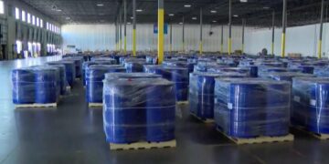 EU incauta 13 mil barriles de químicos para drogas que iban de China a México