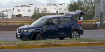 Volcadura en Periférico de la Juventud genera caos vial