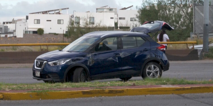 Volcadura en Periférico de la Juventud genera caos vial