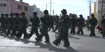 Delicienses disfrutan el desfile del 16 de septiembre